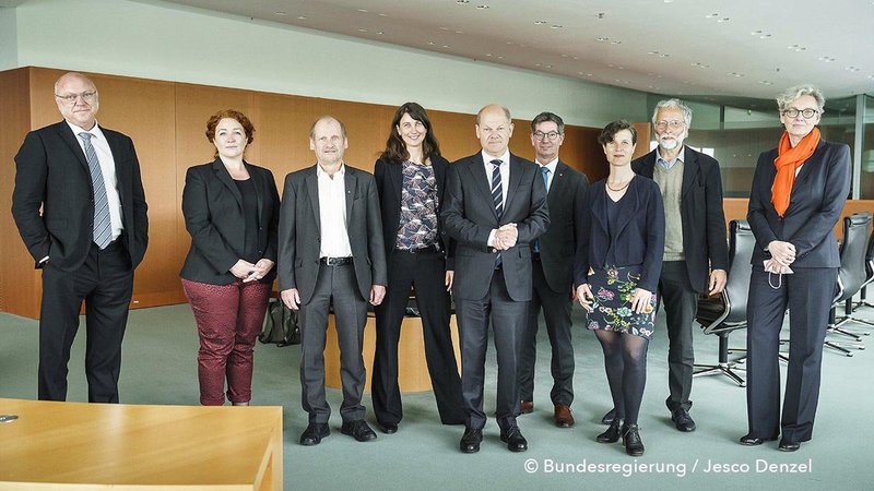 Eine Delegation der Klima-Allianz Deutschland steht mit Bundeskanzler Olaf Scholz in einem Raum des Bundeskanzleramts in Berlin getroffen.